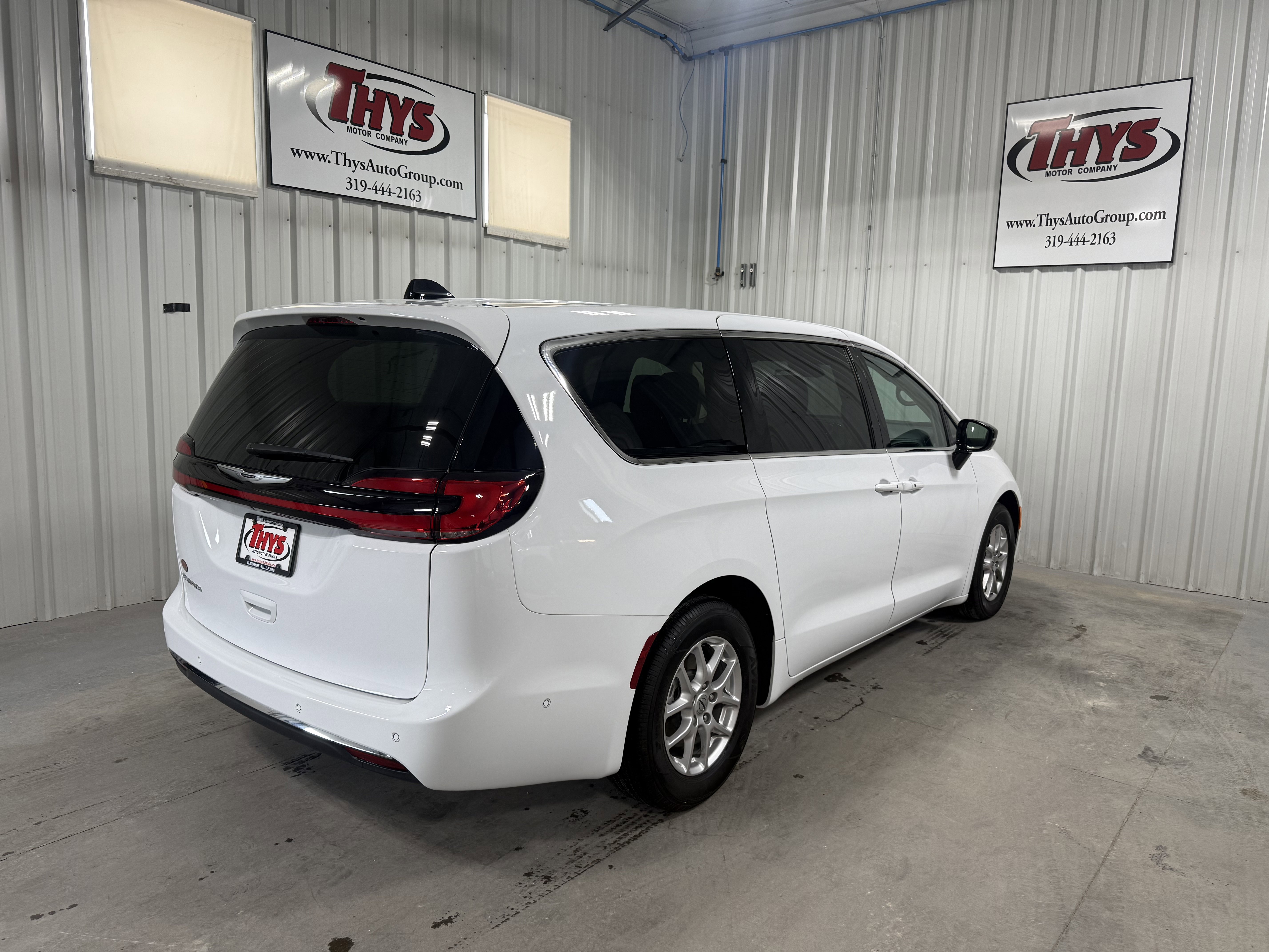 Used 2024 Chrysler Pacifica Touring-L image 3