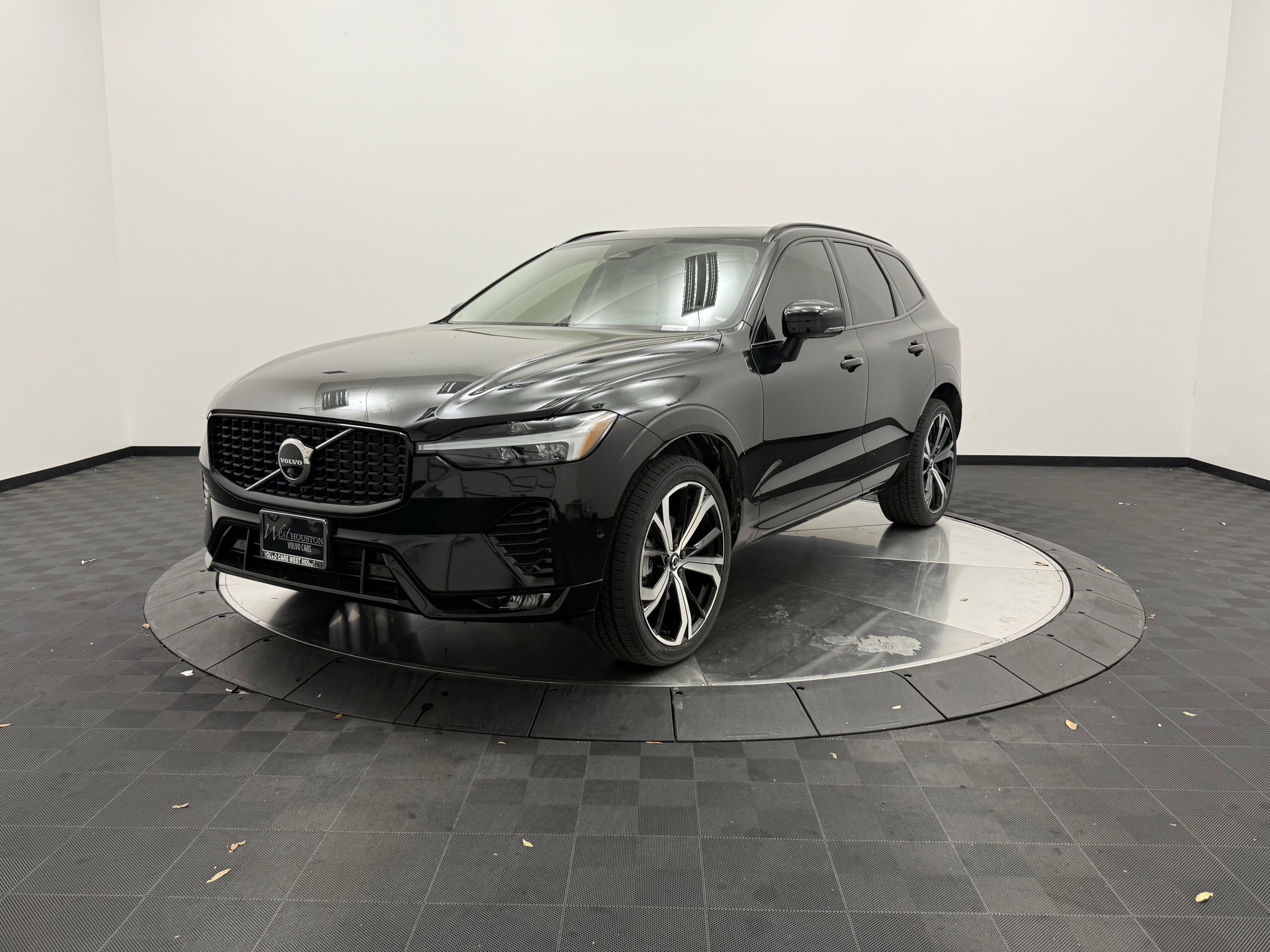 Used 2024 Volvo XC60 B5 Ultimate w/ Protection Package Premier image 3