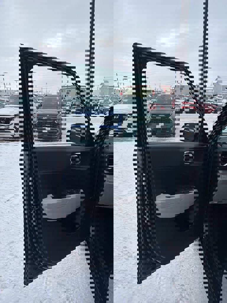 Used 2020 Hyundai Venue image 11