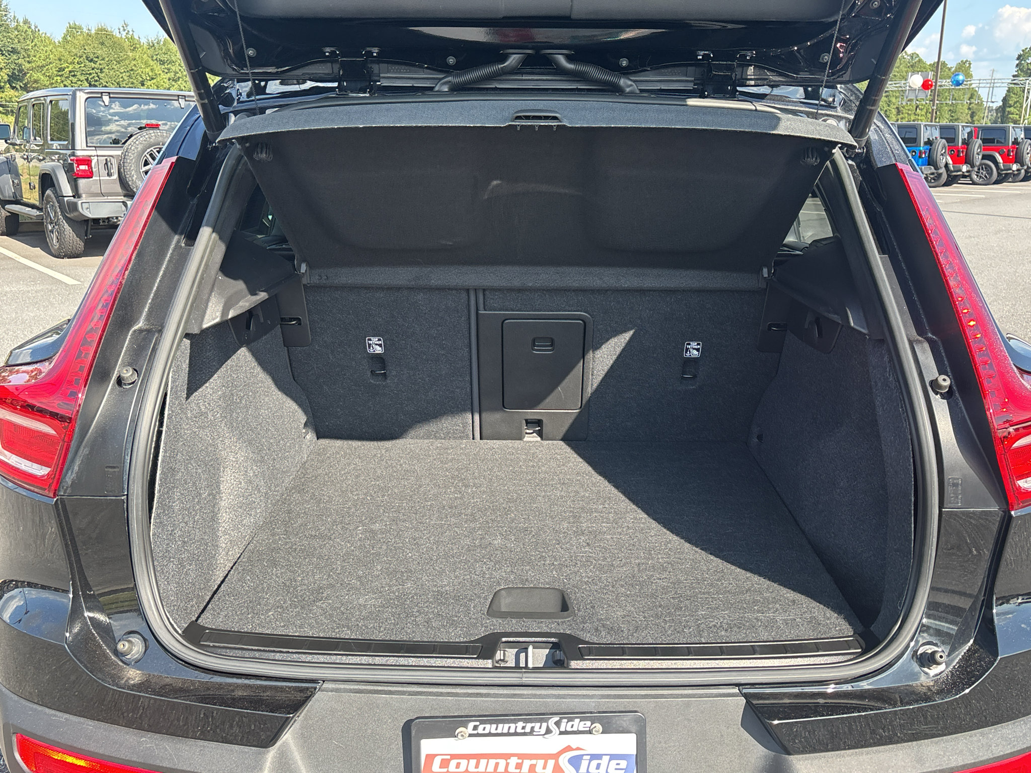 Used 2023 Volvo XC40 B5 Core AWD/4WD image 9