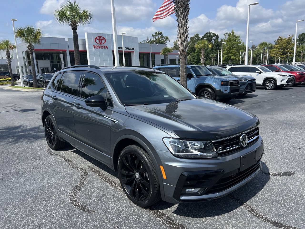 Used 2021 Volkswagen Tiguan SE R-Line FWD image 2