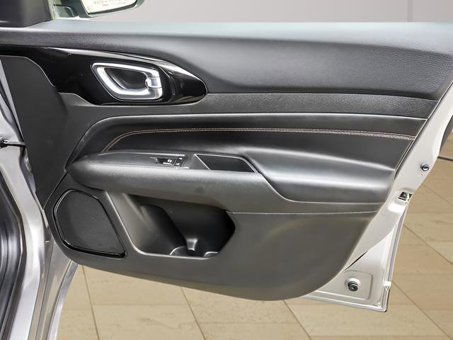 Used 2023 Jeep Compass Limited image 25