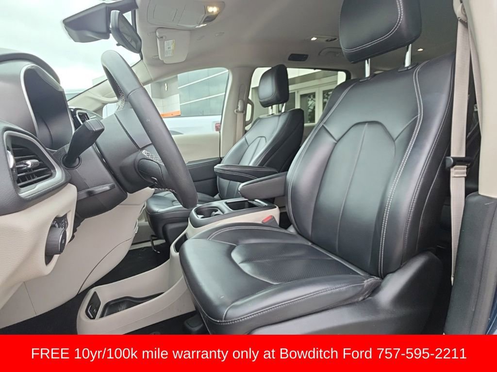 Used 2023 Chrysler Pacifica Touring-L image 9