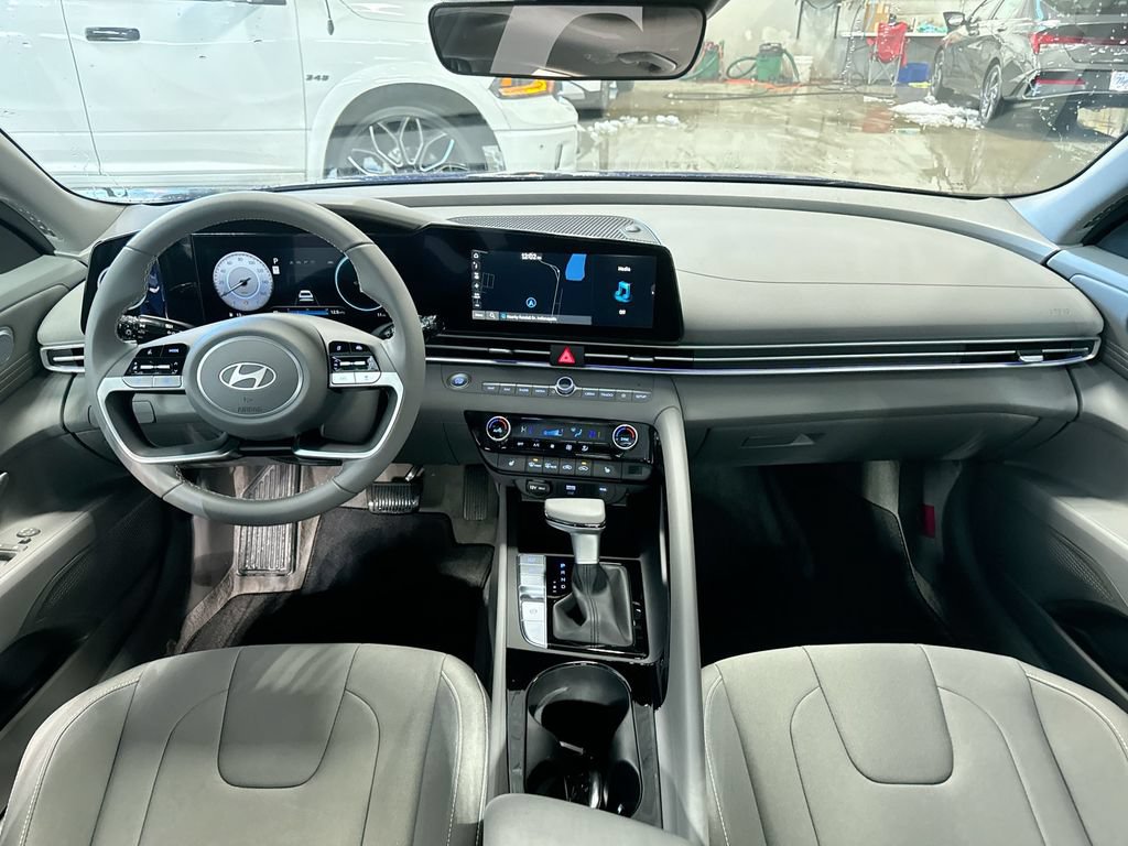 Used 2025 Hyundai Elantra SEL FWD image 13