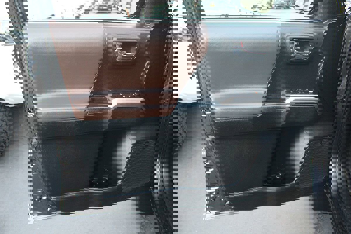 Used 2017 Toyota Tacoma Limited image 14