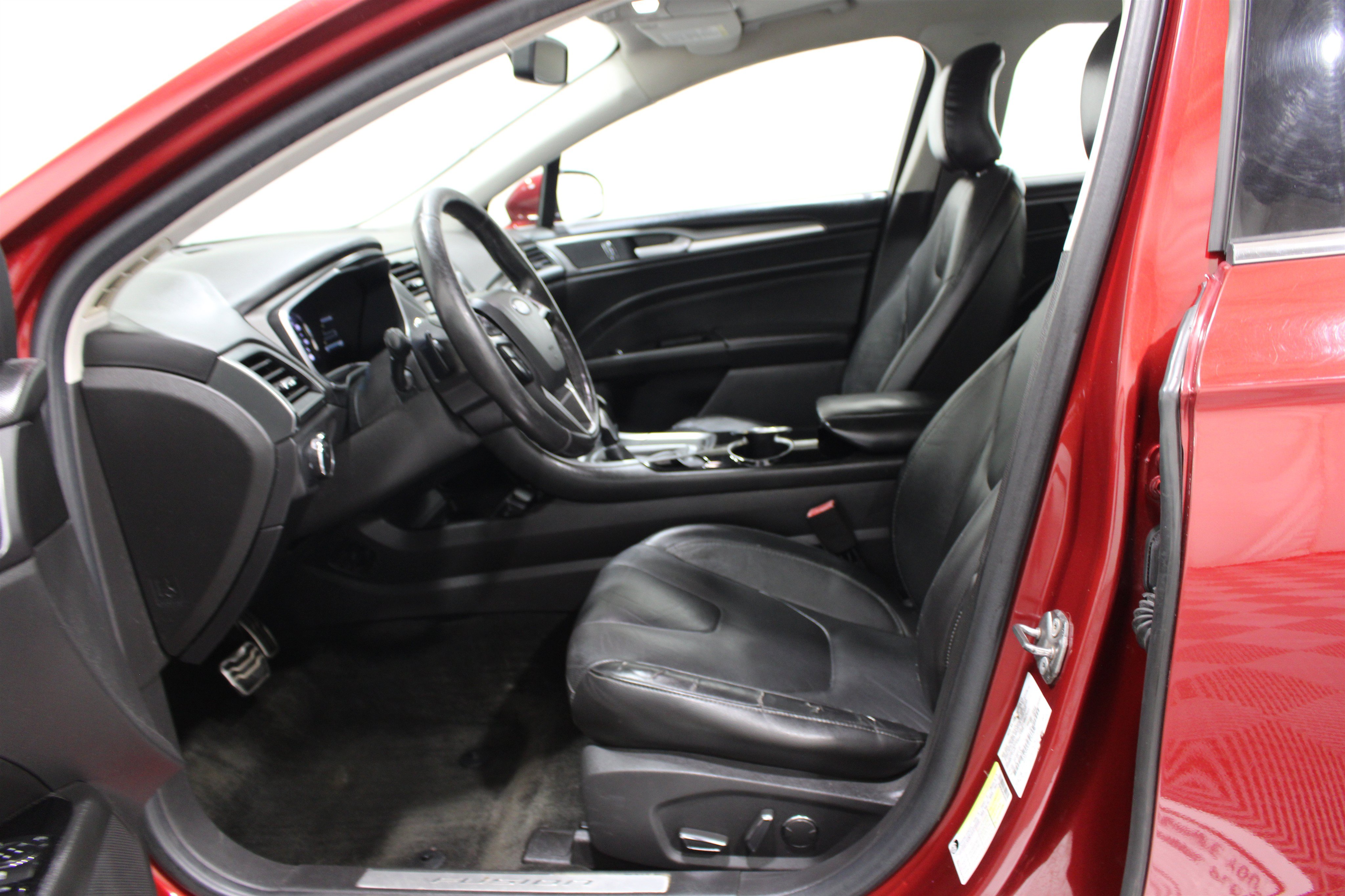 Used 2016 Ford Fusion Titanium FWD image 3