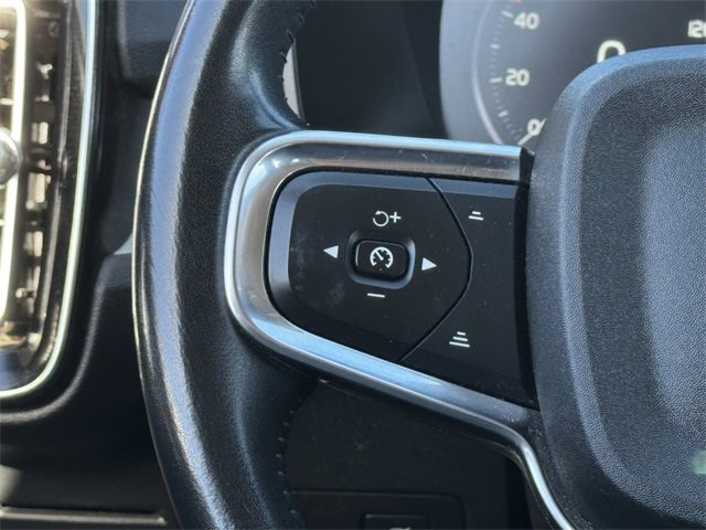 Used 2021 Volvo XC40 T4 Momentum image 13