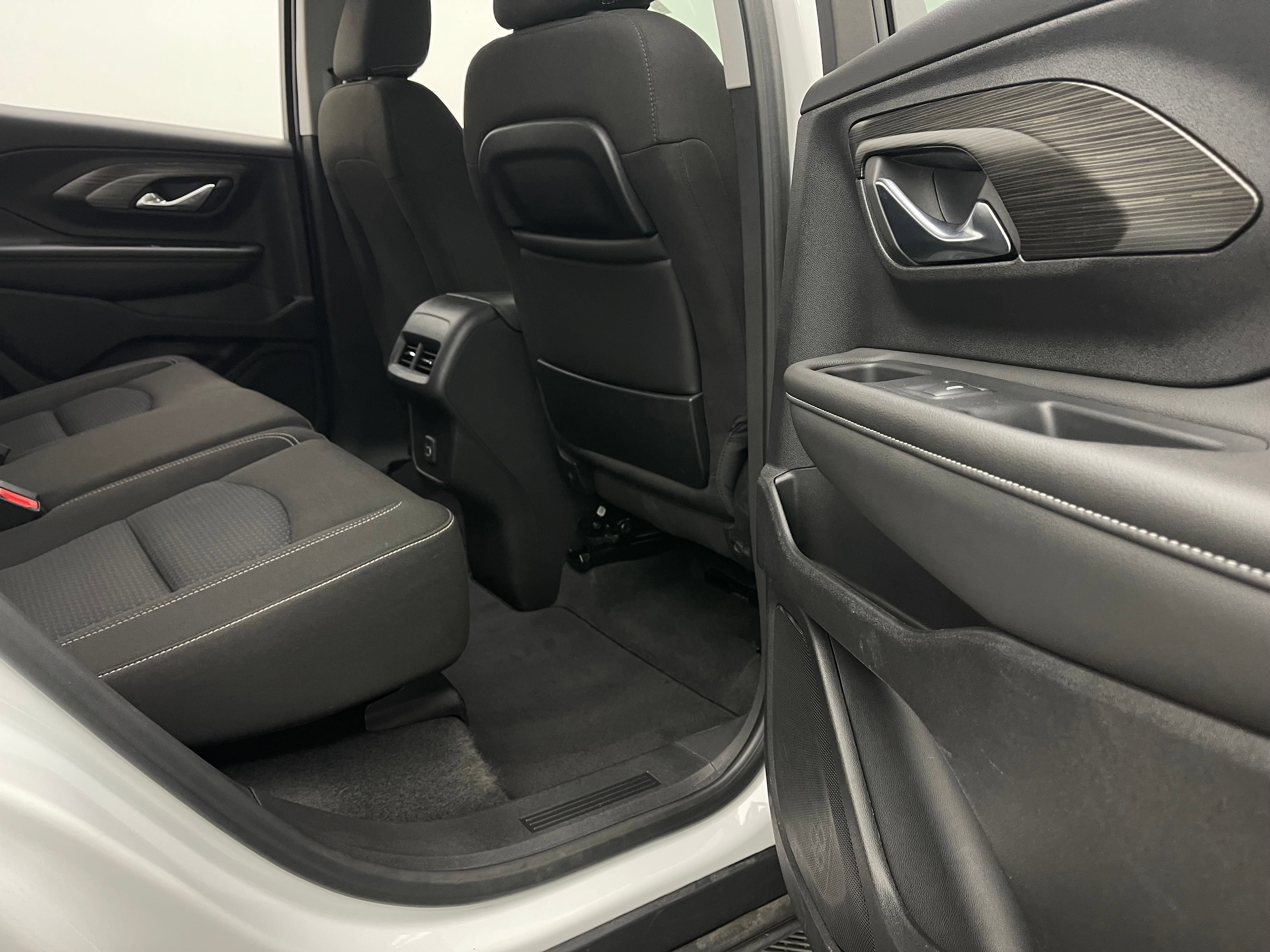 Used 2024 GMC Terrain SLE FWD image 31