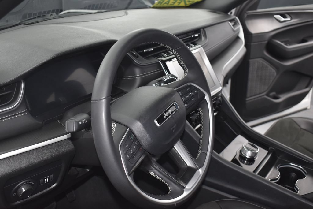 Used 2025 Jeep Grand Cherokee Altitude AWD/4WD image 31