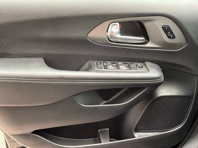 Used 2025 Chrysler Pacifica Select FWD image 19