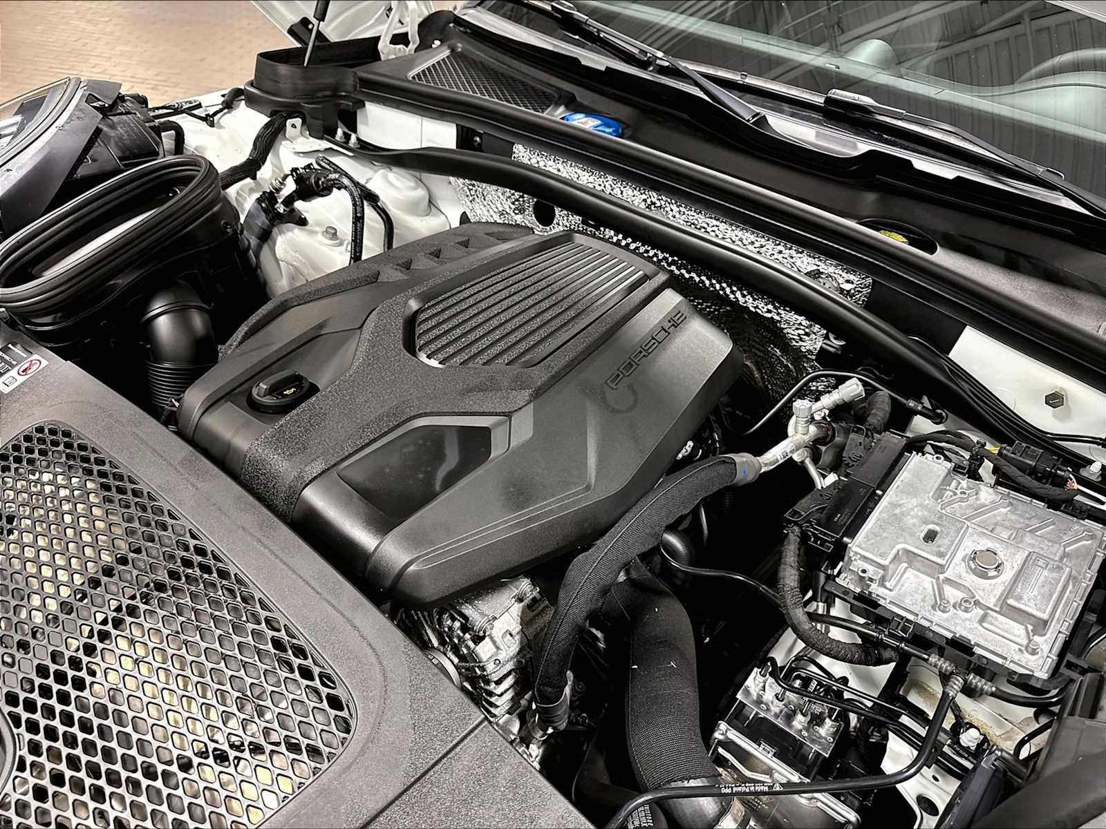 Used 2026 Porsche Macan AWD/4WD image 38