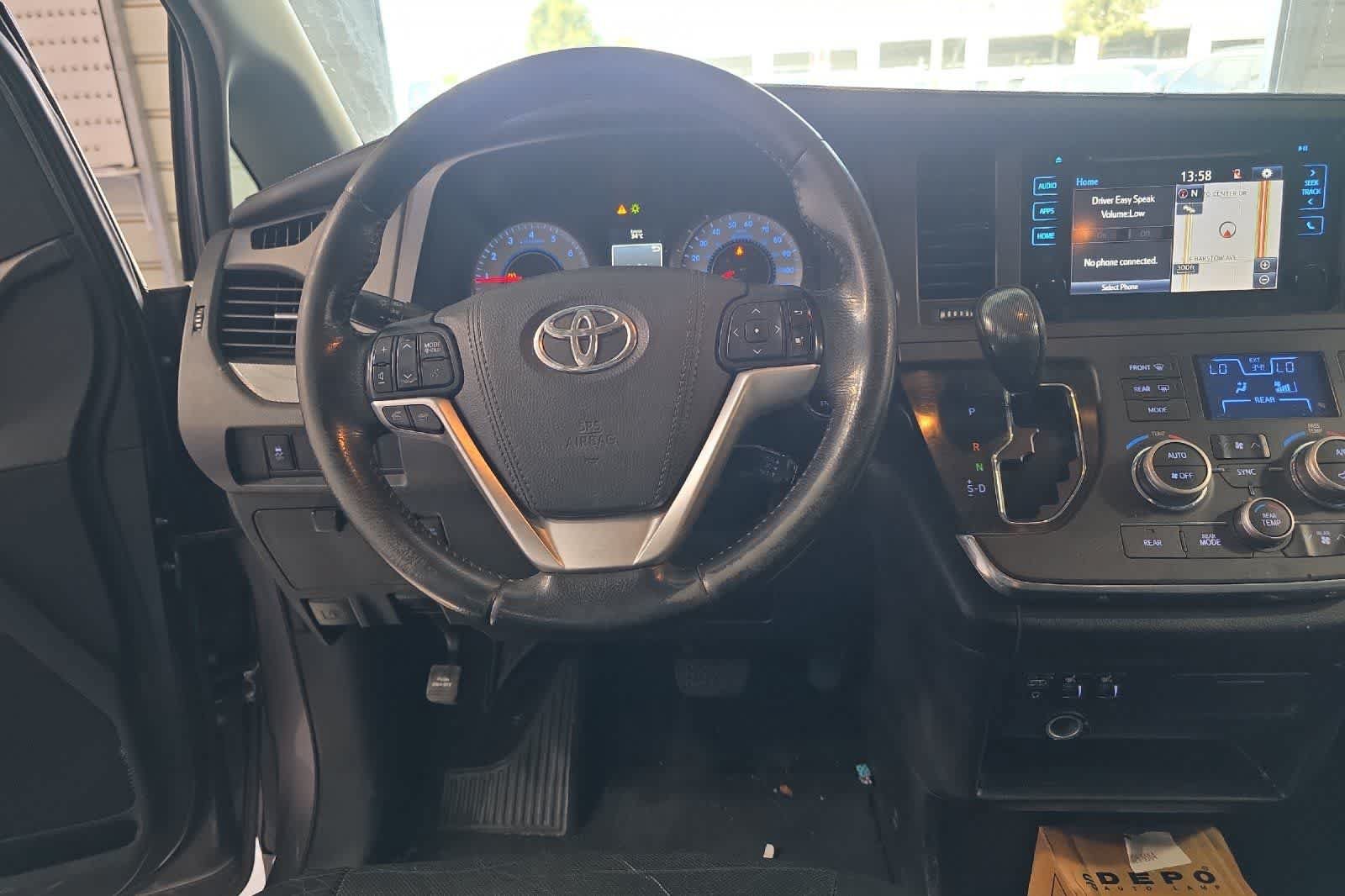 Used 2015 Toyota Sienna SE w/ SE Preferred Package FWD image 16