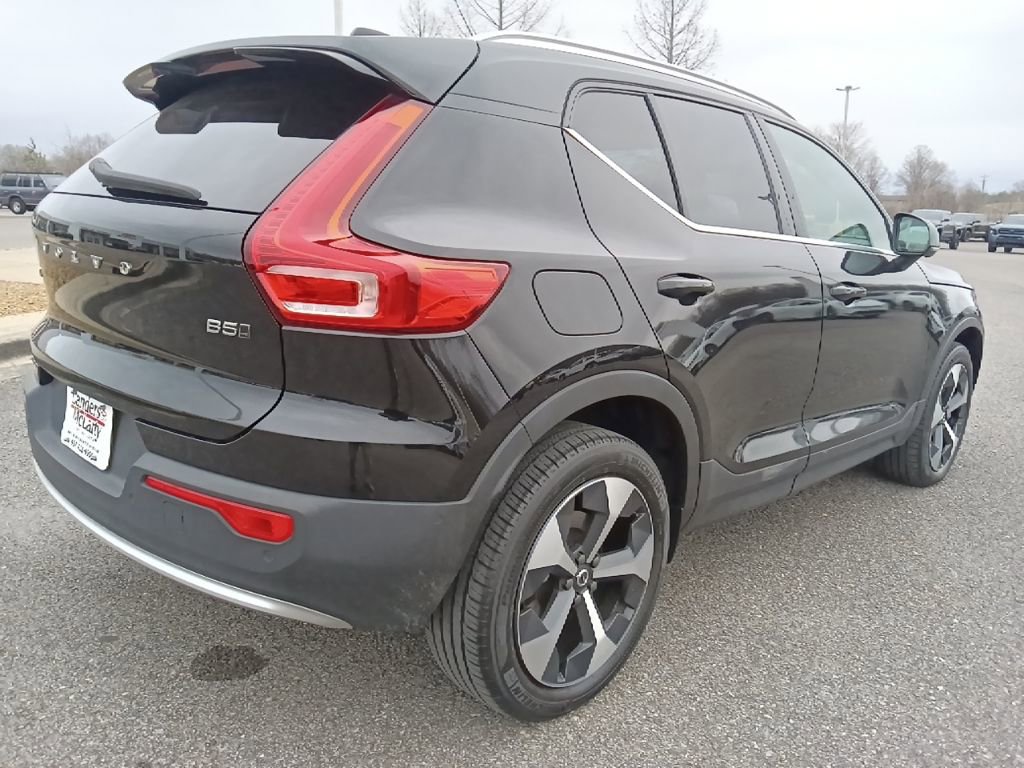 Used 2023 Volvo XC40 B5 Plus w/ Driver Assist Package image 3