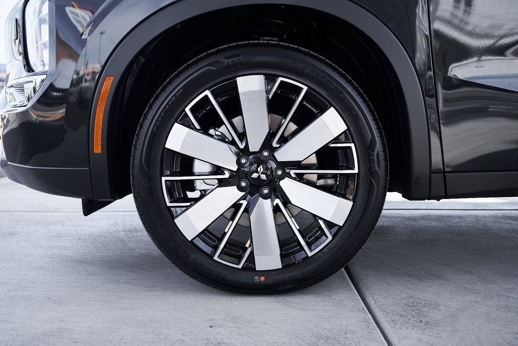 New 2025 Mitsubishi Outlander SE image 3