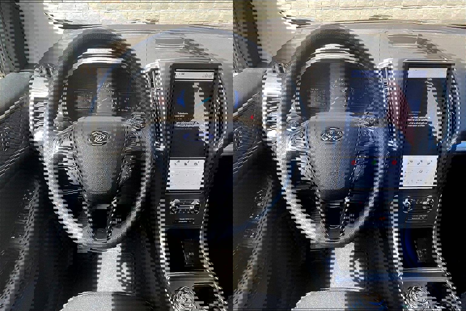 Used 2022 Ford Edge SE w/ Black Appearance Package image 4