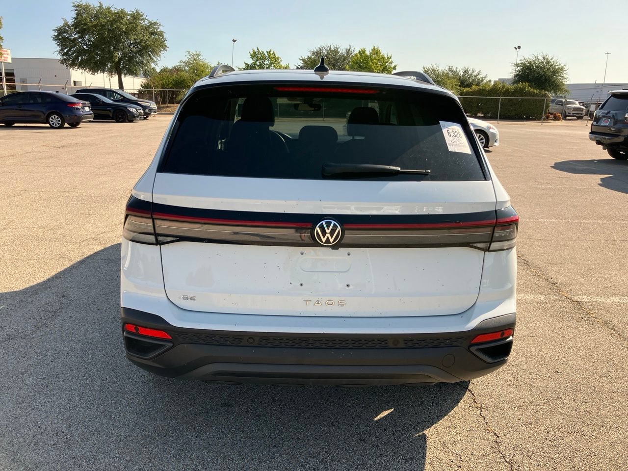 Used 2025 Volkswagen Taos SE FWD image 4