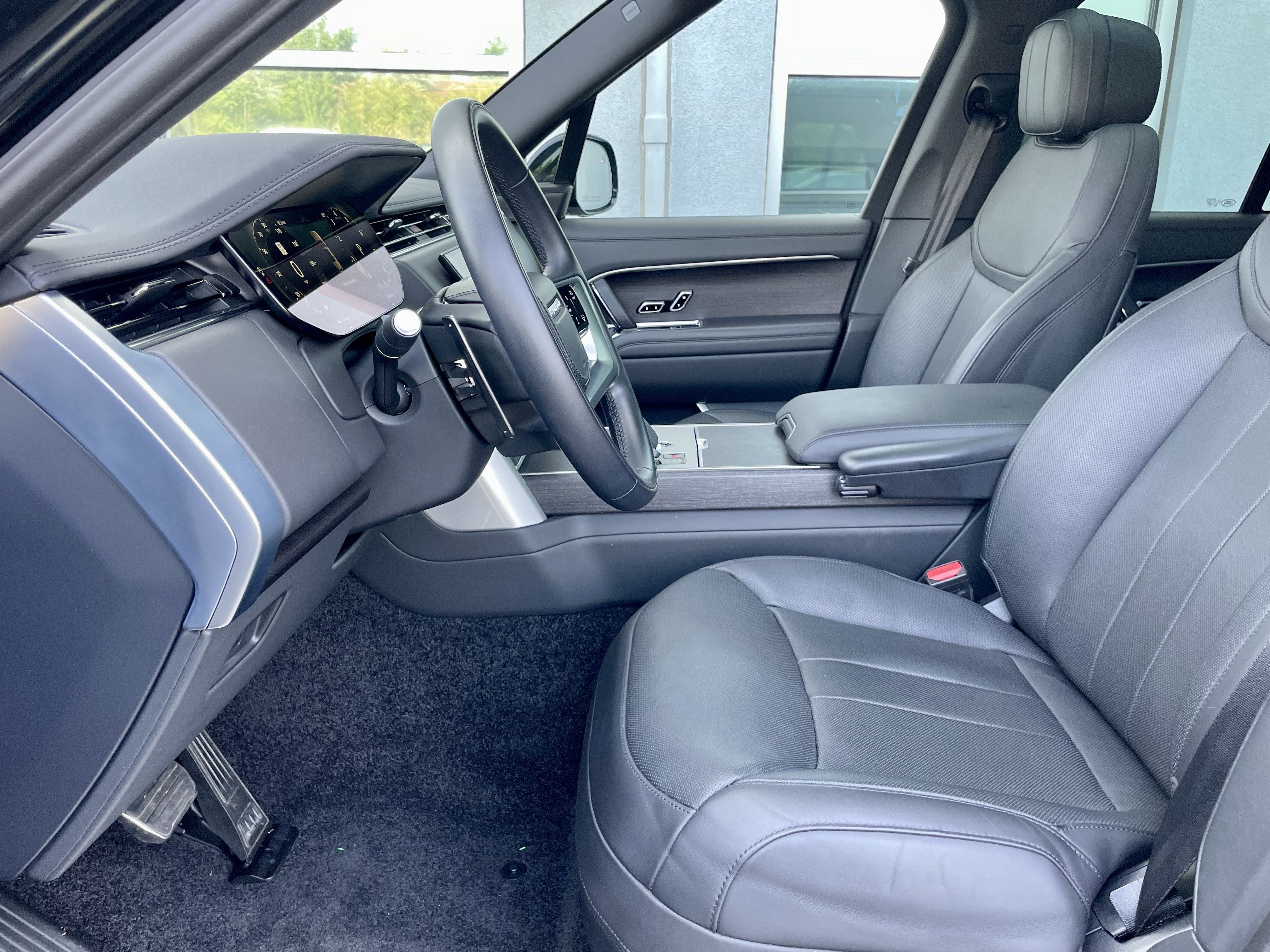 Used 2025 Land Rover Range Rover SE AWD/4WD image 14