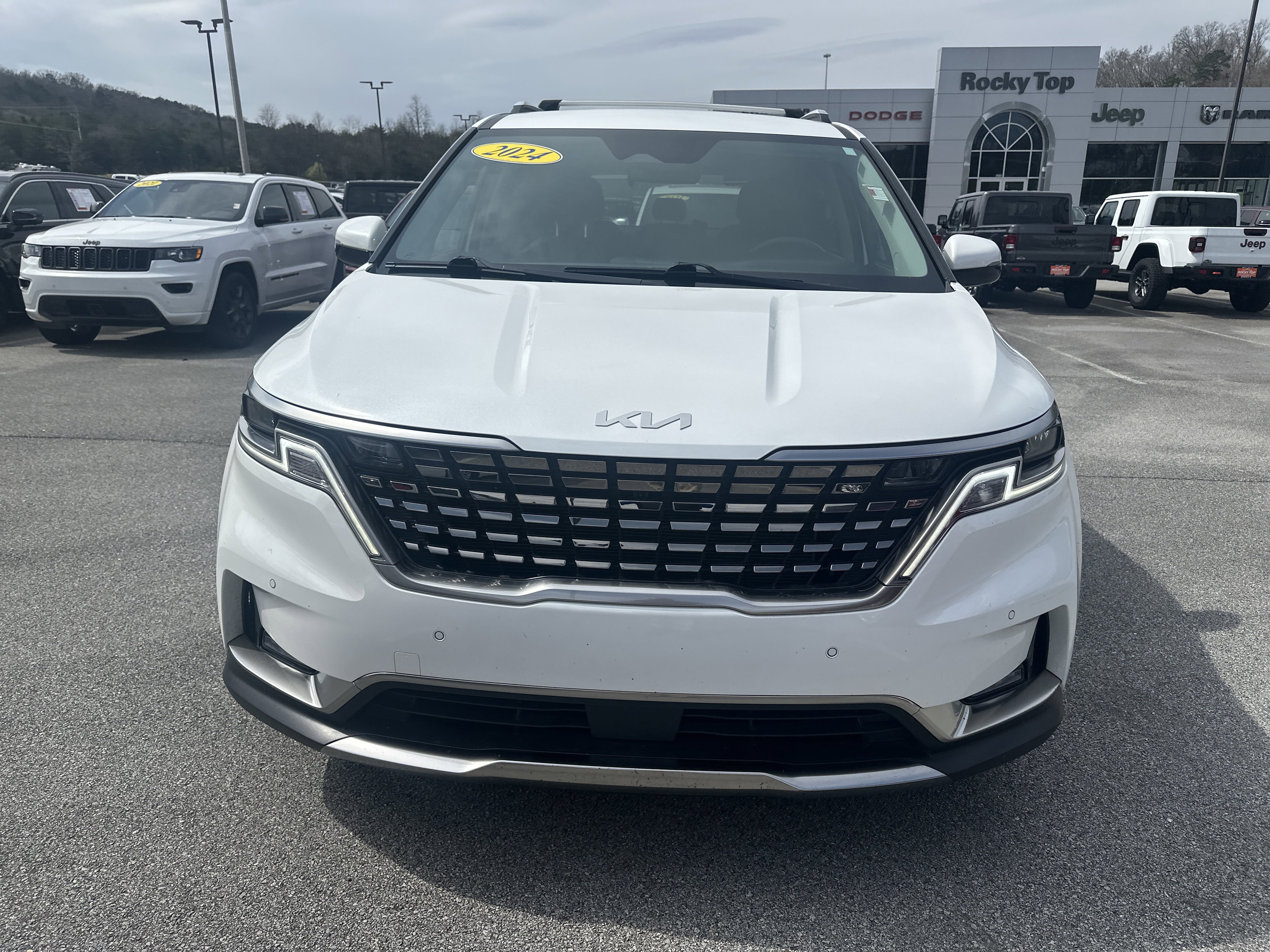 Used 2024 Kia Carnival SX image 3