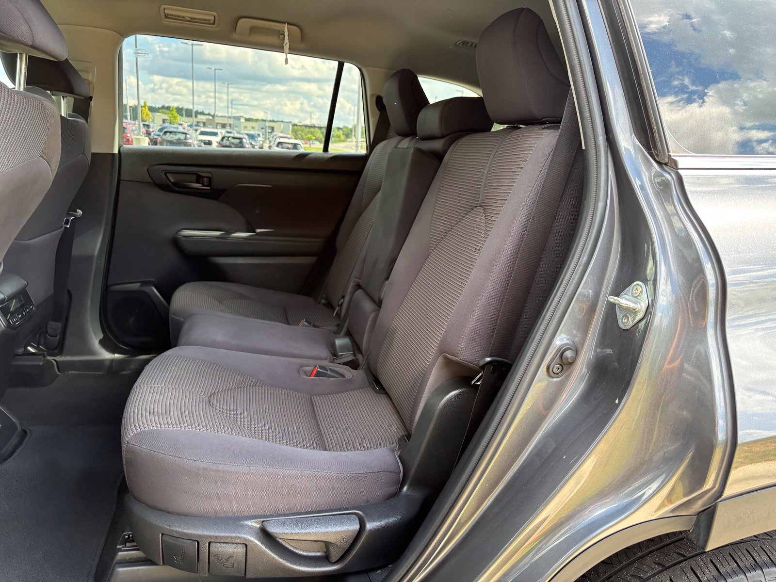 Used 2022 Toyota Highlander LE FWD image 31