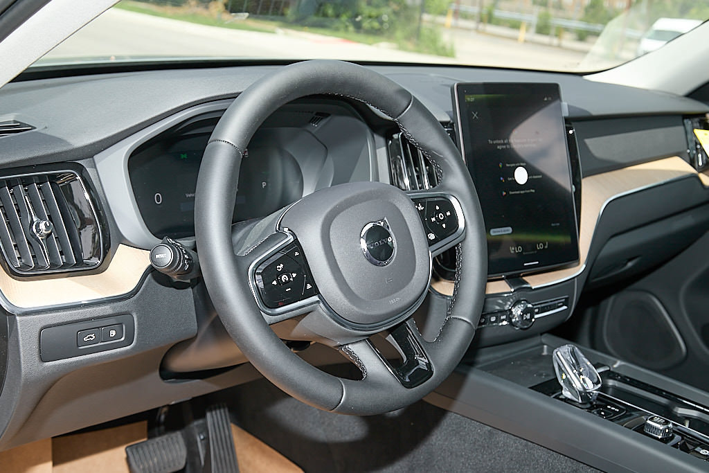New 2026 Volvo XC60 T8 Plus w/ Climate Package PRO AWD/4WD image 13