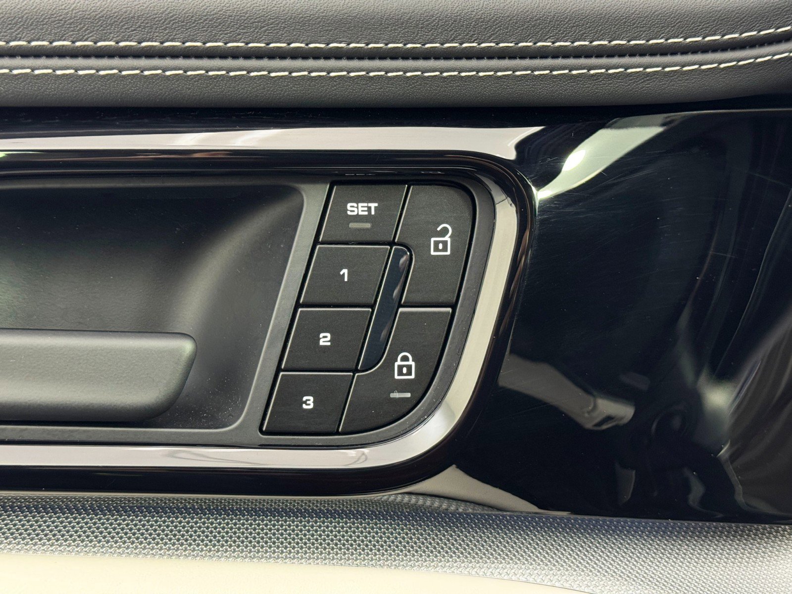 Used 2025 Porsche Panamera 4S w/ Premium Package image 17