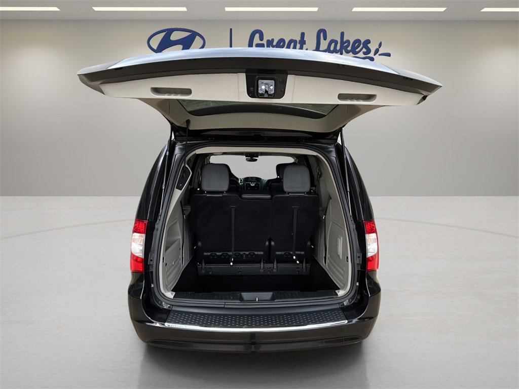 Used 2014 Chrysler Town & Country Touring image 10