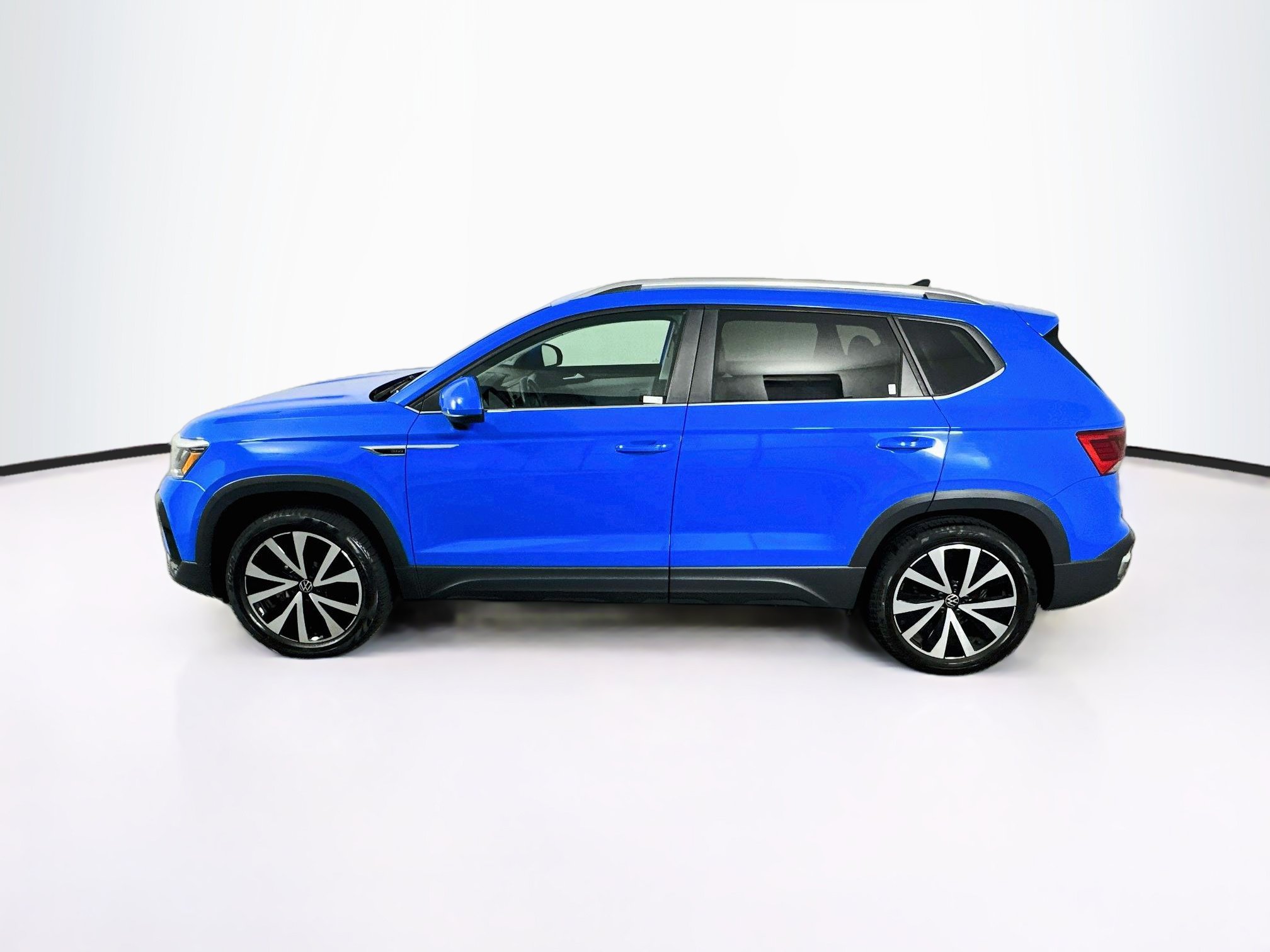 Used 2023 Volkswagen Taos SE w/ Panoramic Sunroof Package AWD/4WD image 4