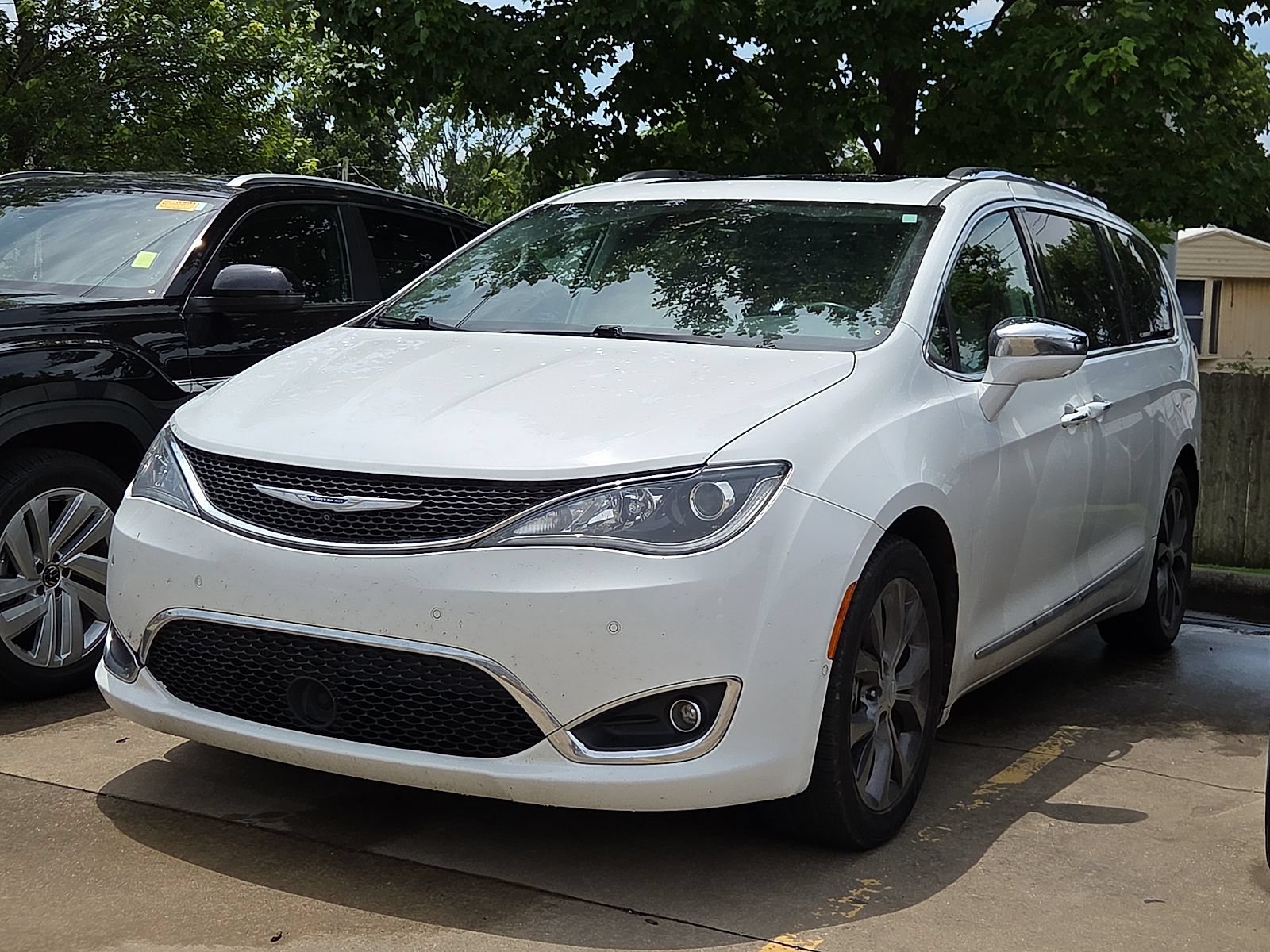 Used 2017 Chrysler Pacifica Limited w/ UConnect Theater Package FWD image 2