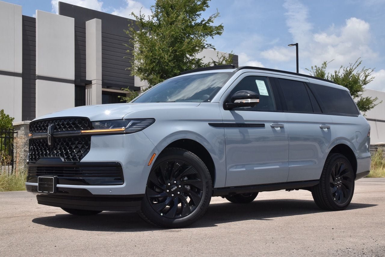 New 2027 Lincoln Navigator Reserve w/ Jet Appearance Package