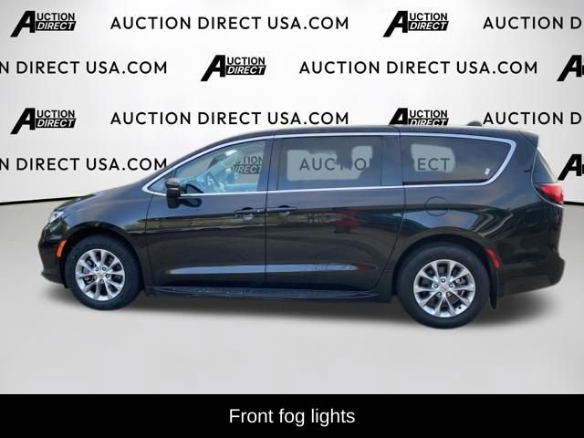 Used 2023 Chrysler Pacifica Touring-L AWD/4WD image 3