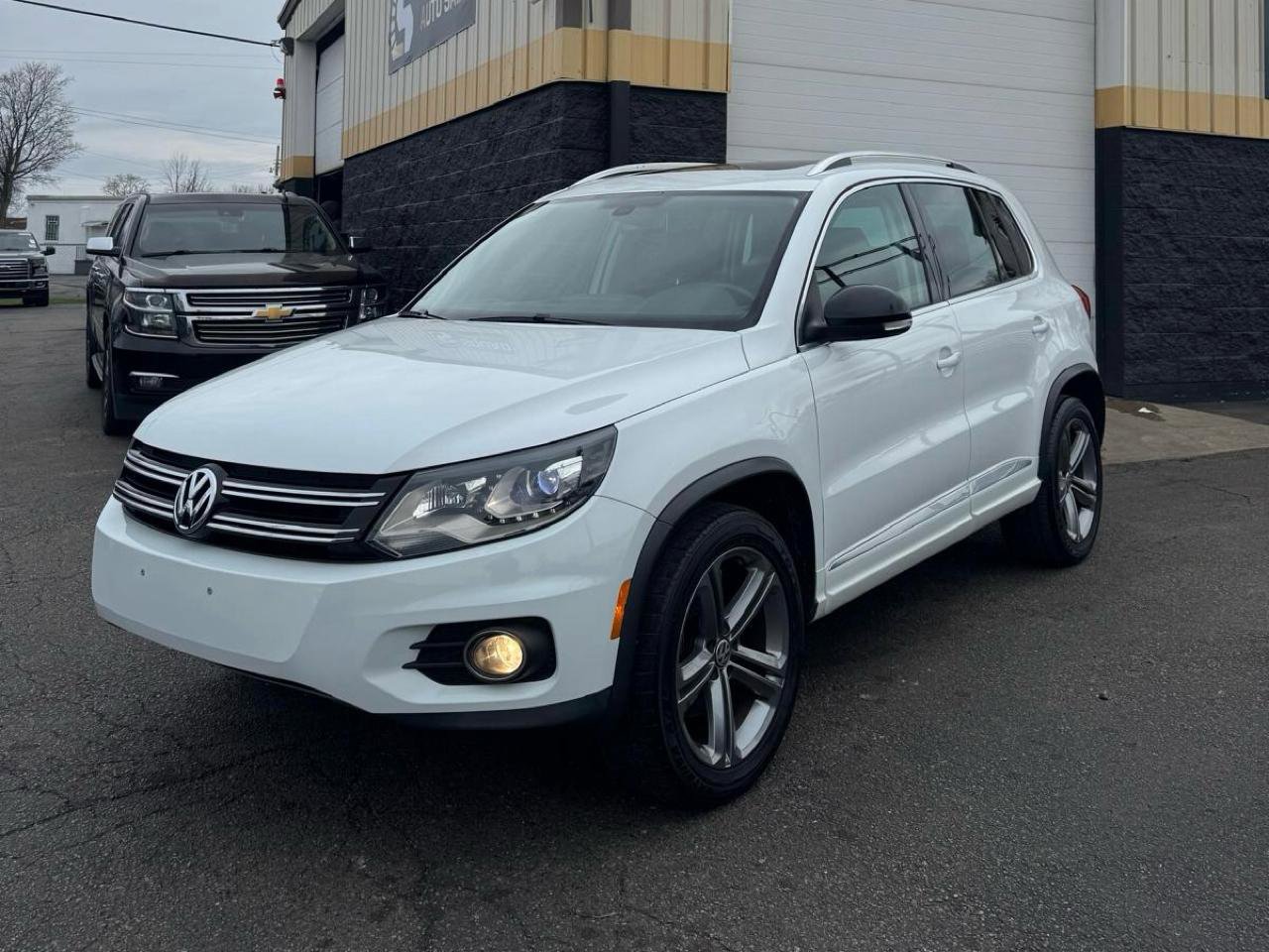 Used 2017 Volkswagen Tiguan Sport image 1