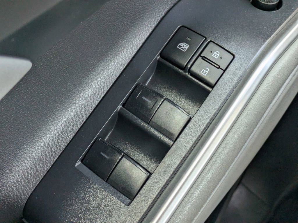 Used 2022 Toyota Highlander XLE AWD/4WD image 28