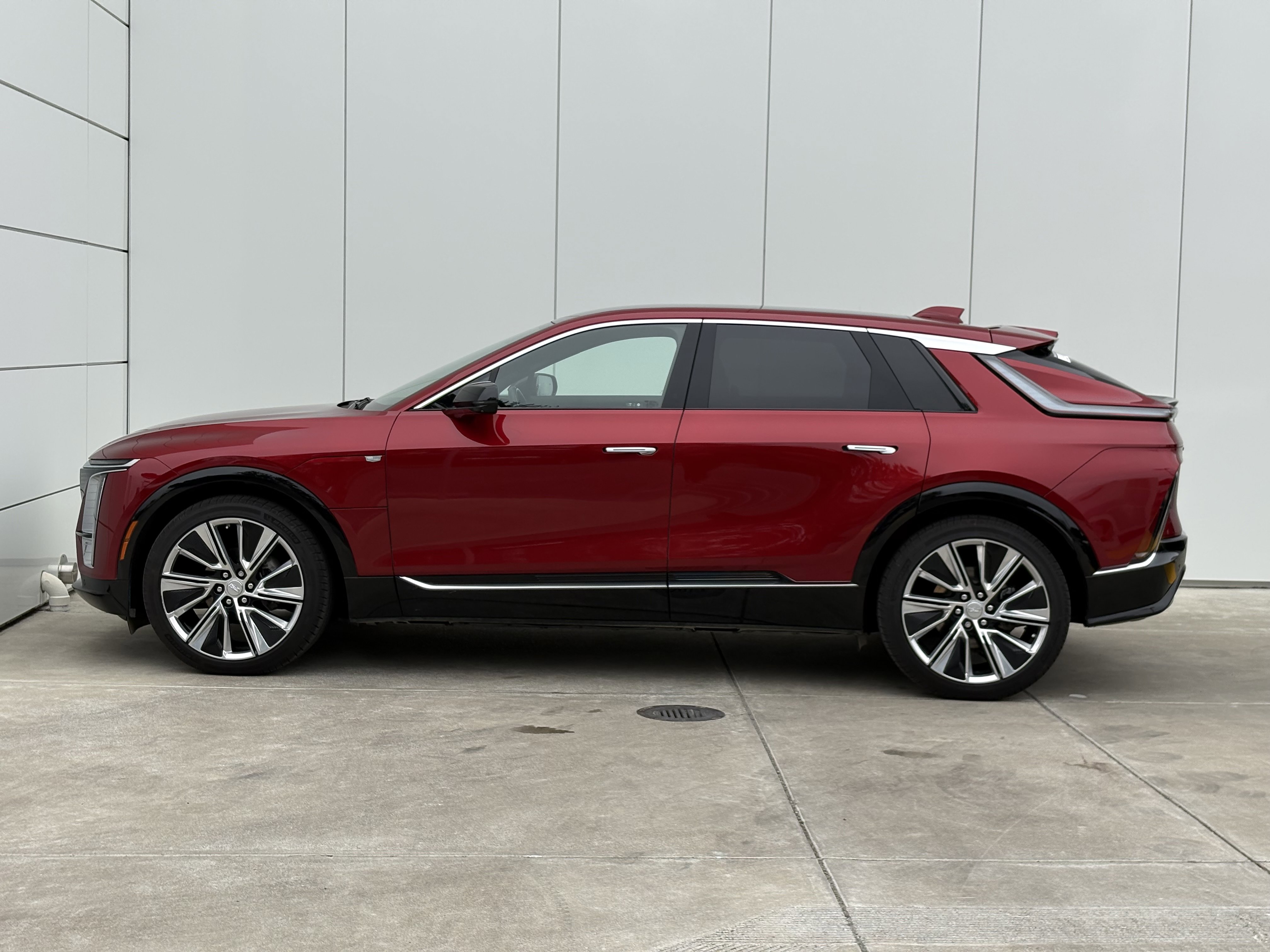Used 2024 Cadillac Lyriq Luxury w/ LPO, Floor Liner Package AWD/4WD image 4