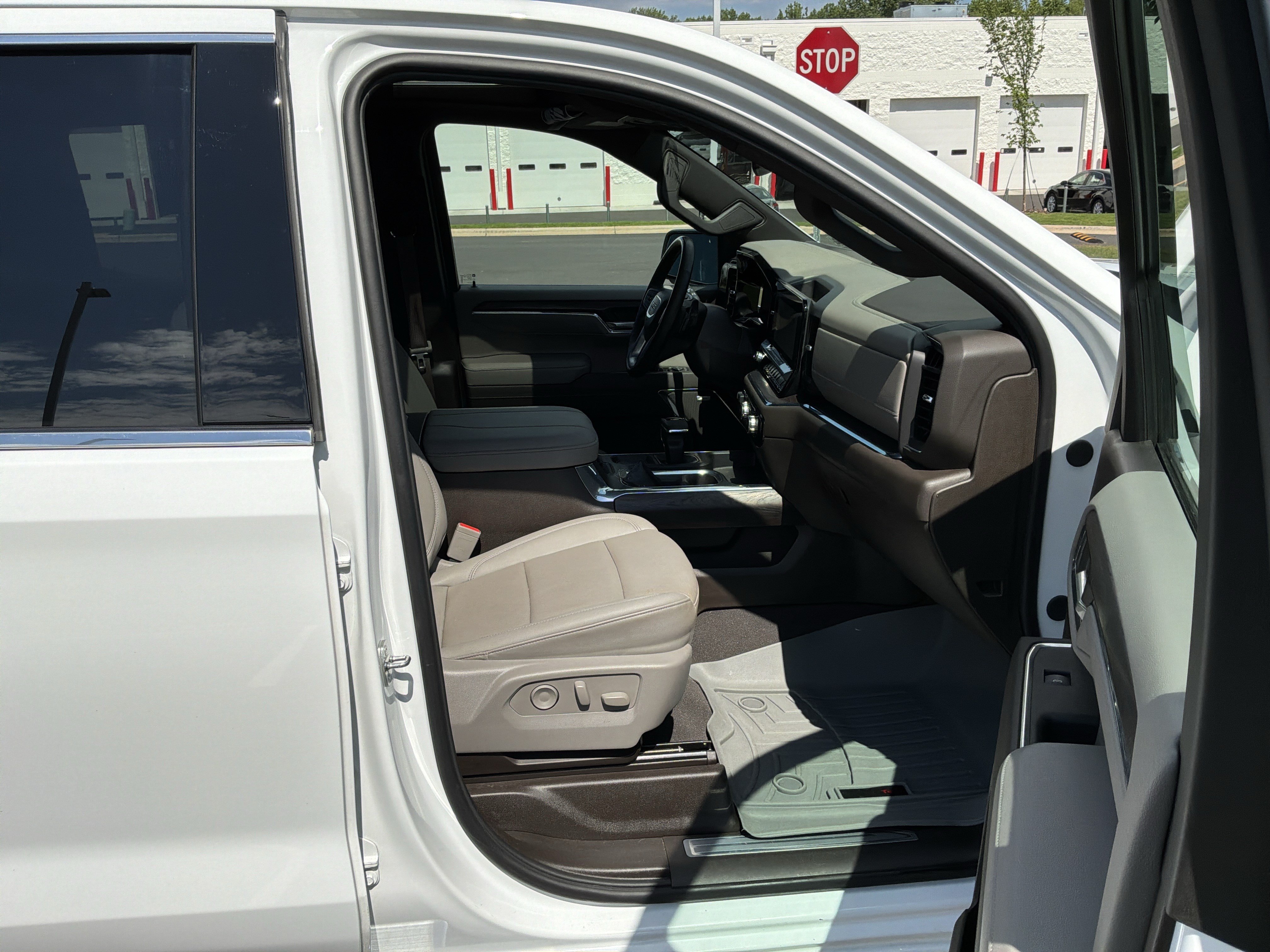 Used 2024 GMC Sierra 1500 SLT w/ SLT Premium Plus Package AWD/4WD image 33