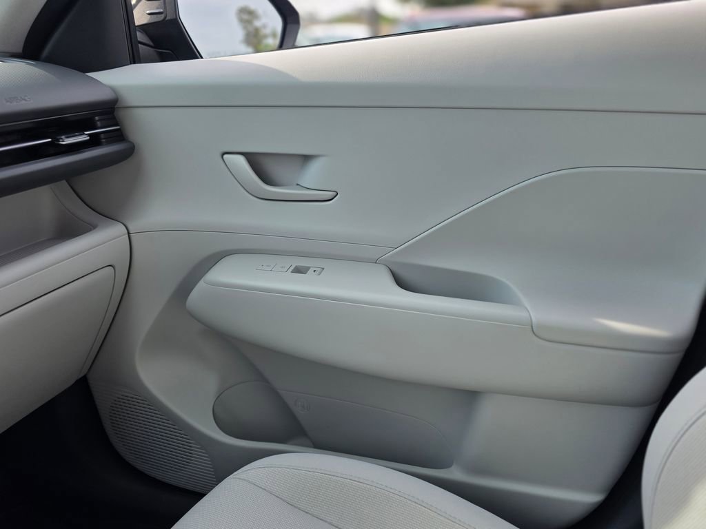 Used 2025 Hyundai Kona SE image 27