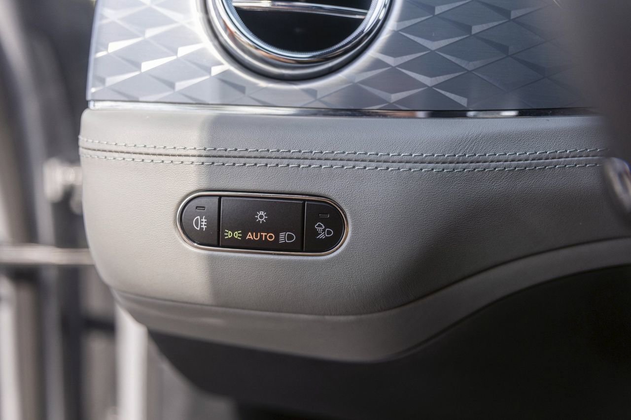 Used 2025 Bentley Bentayga AWD/4WD image 31