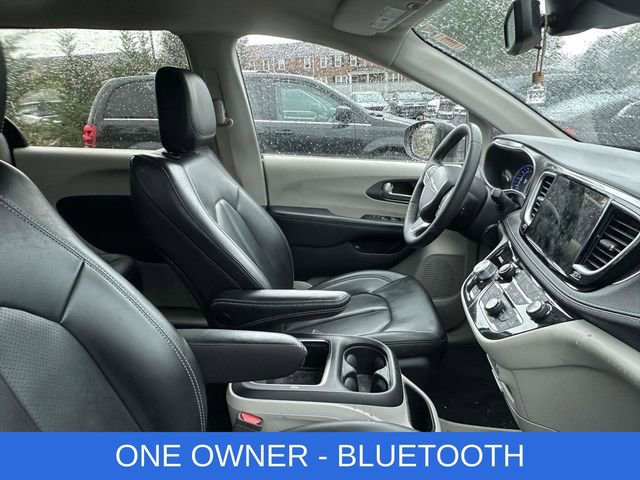 Used 2023 Chrysler Pacifica Touring-L FWD image 2