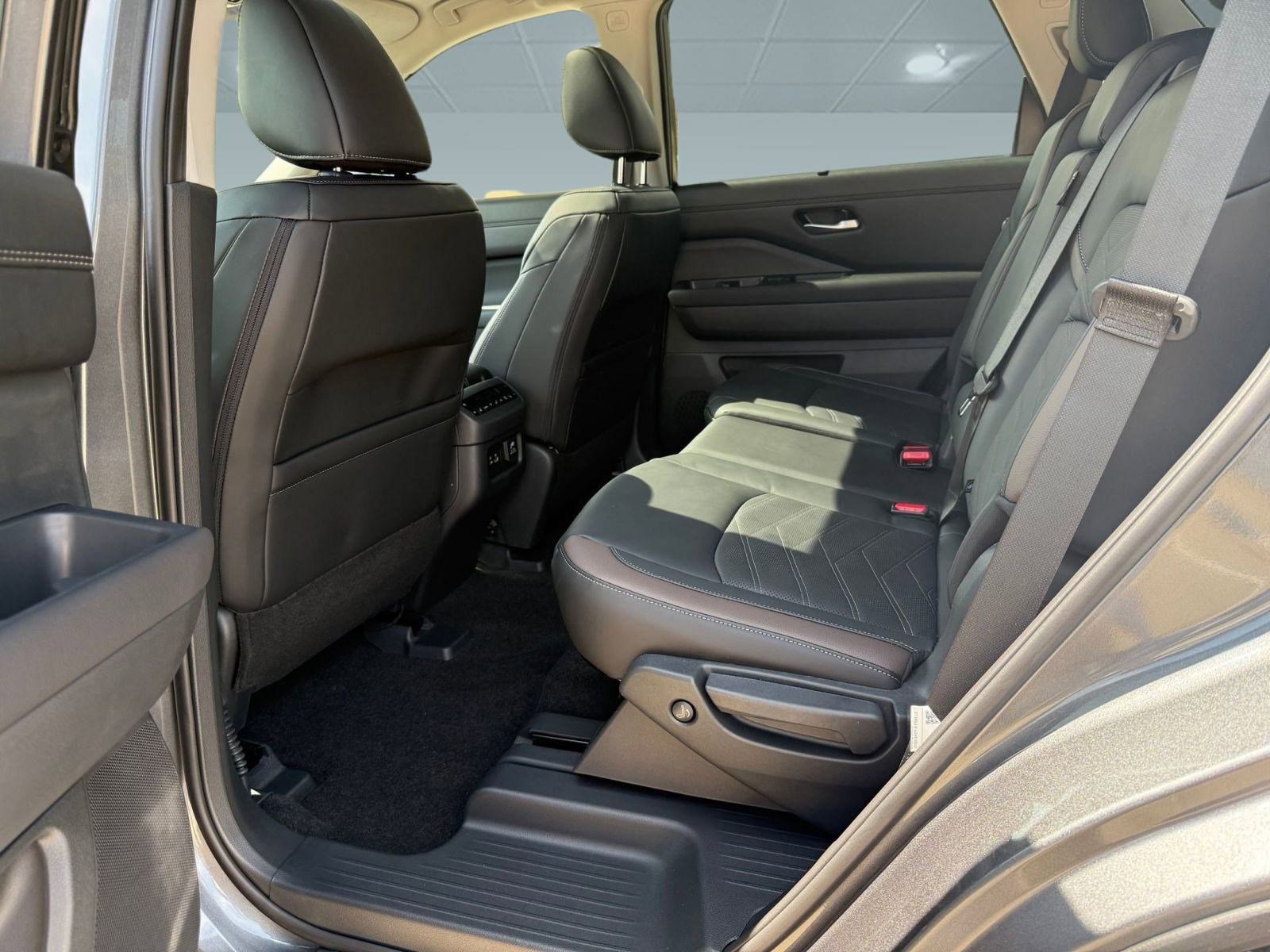 New 2025 Nissan Pathfinder Platinum image 11