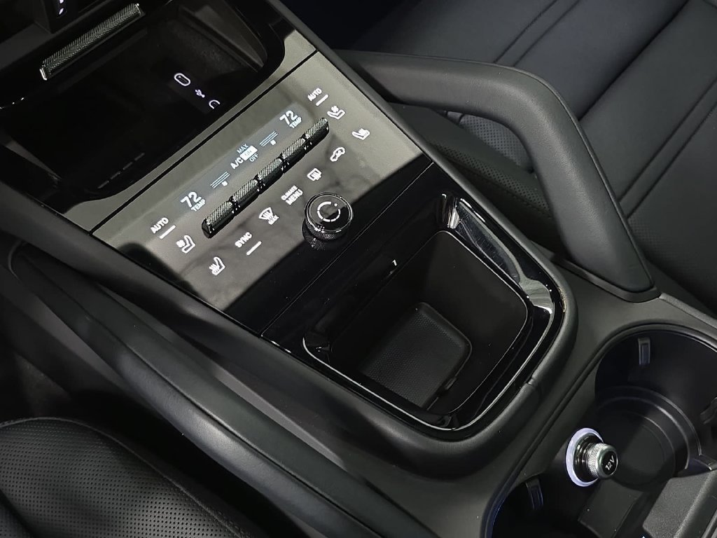 Certified 2026 Porsche Cayenne AWD/4WD image 20