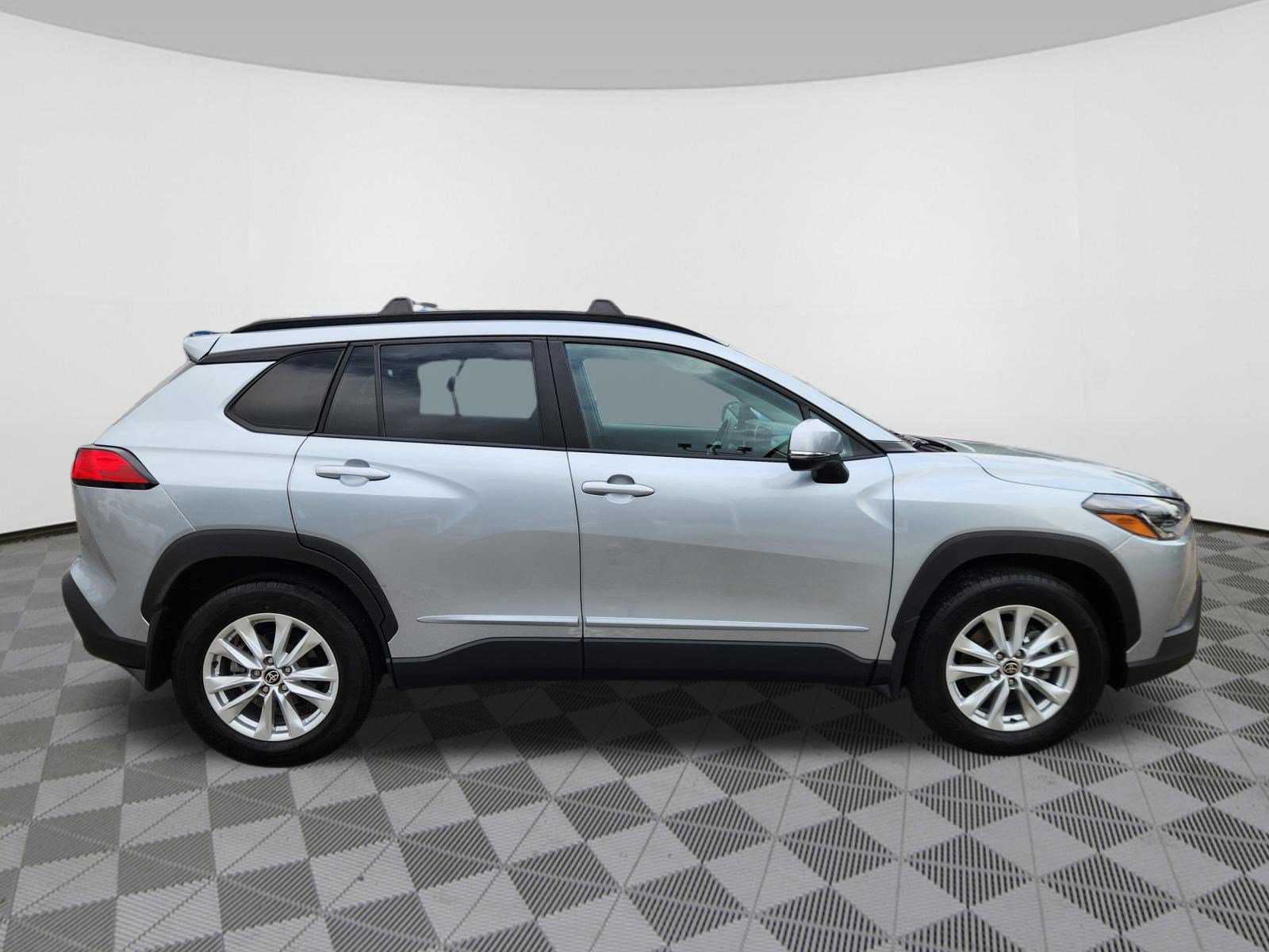Used 2023 Toyota Corolla Cross LE w/ Moonroof Package AWD/4WD image 6