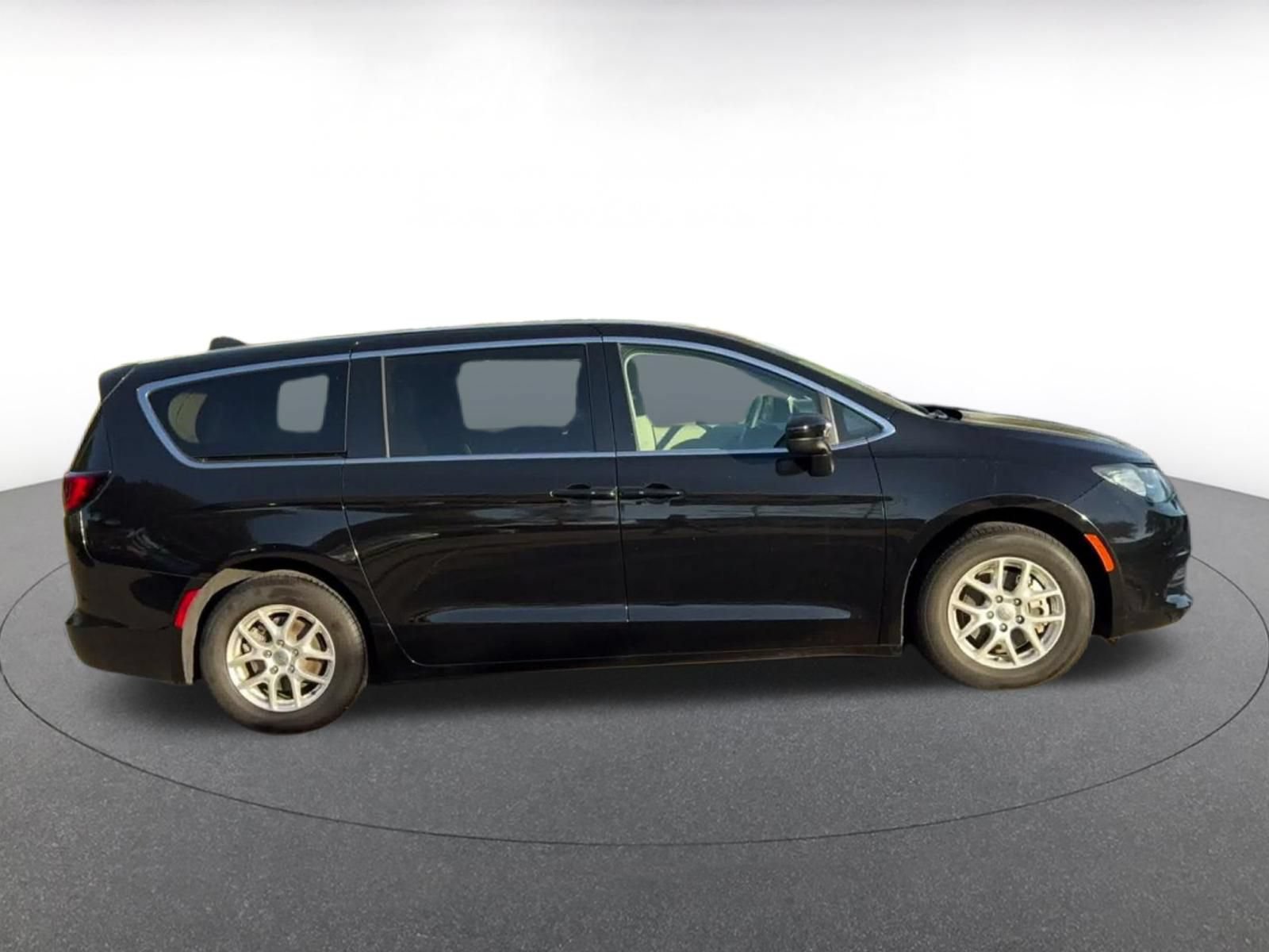 Used 2024 Chrysler Voyager LX FWD image 15