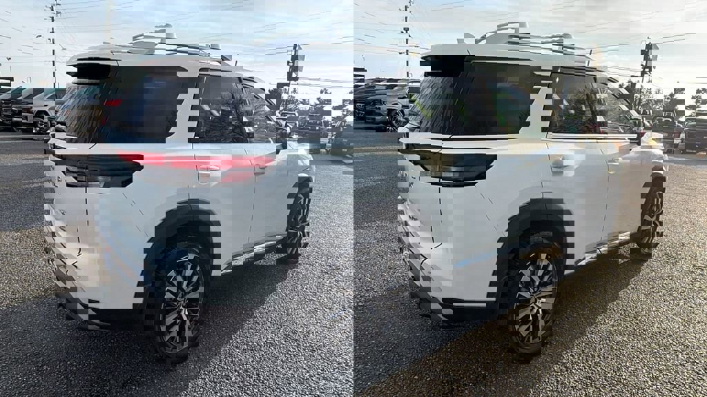 Used 2022 Nissan Pathfinder Platinum image 5