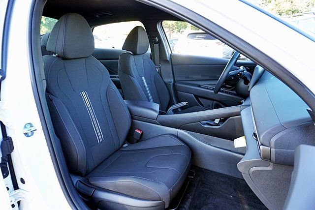 Certified 2025 Hyundai Elantra Sport image 12