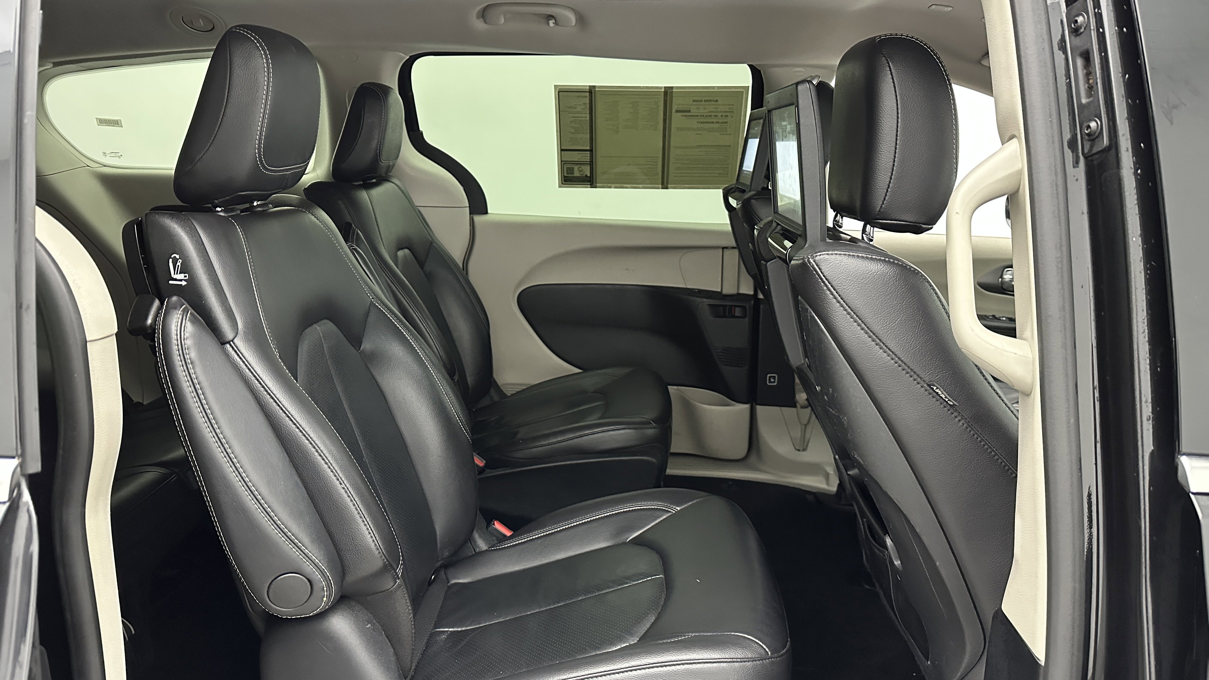 Used 2022 Chrysler Pacifica Touring-L w/ Uconnect Theater Family Group image 33