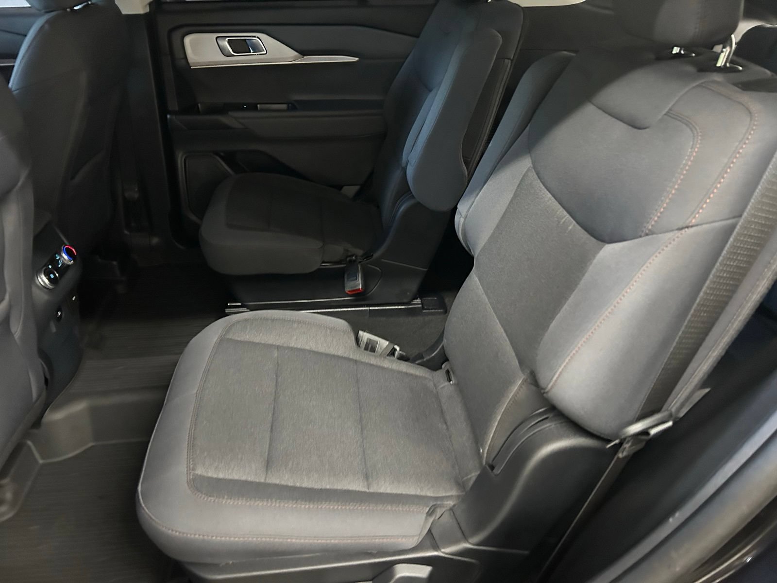 Used 2025 Ford Explorer Active AWD/4WD image 25