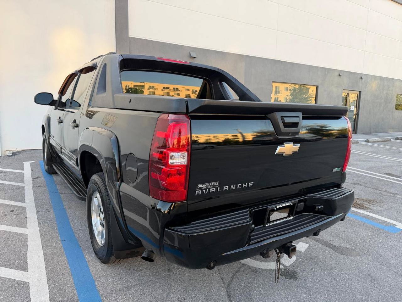 Used 2011 Chevrolet Avalanche LS w/ Convenience Package RWD image 4