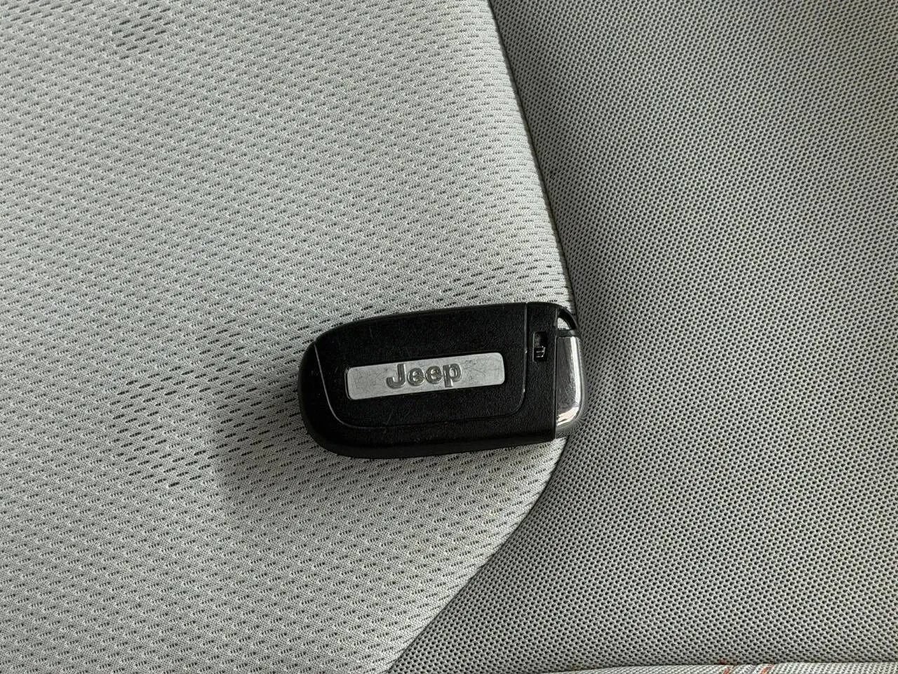 Used 2017 Jeep Renegade Latitude FWD image 35
