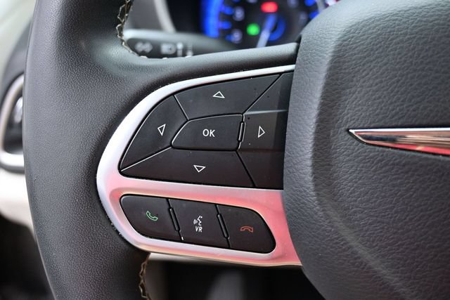 Used 2023 Chrysler Pacifica Touring-L FWD image 25