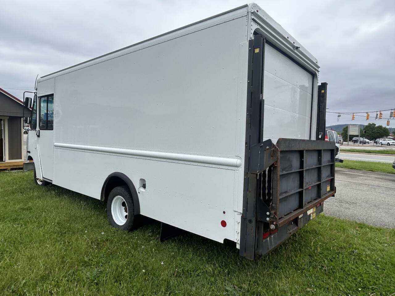 Used 2017 Ford E-350 and Econoline 350 Super Duty w/ A/C Prep Package RWD image 4