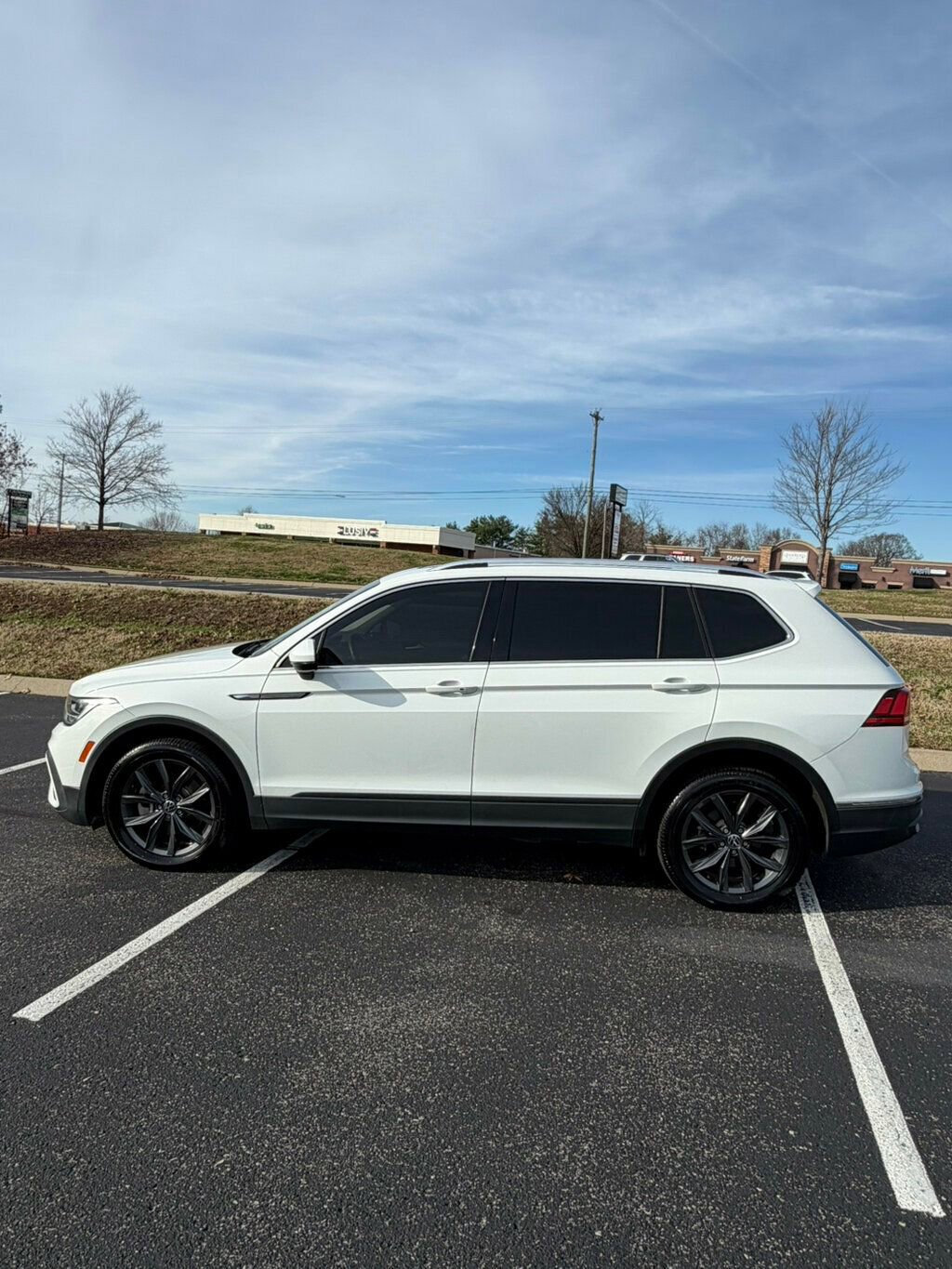Used 2022 Volkswagen Tiguan SE w/ Panoramic Sunroof Package image 7